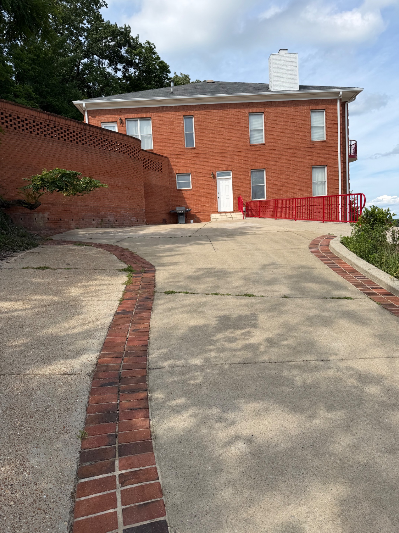Before and after of a large upper driveway and turnaround cleaning project
